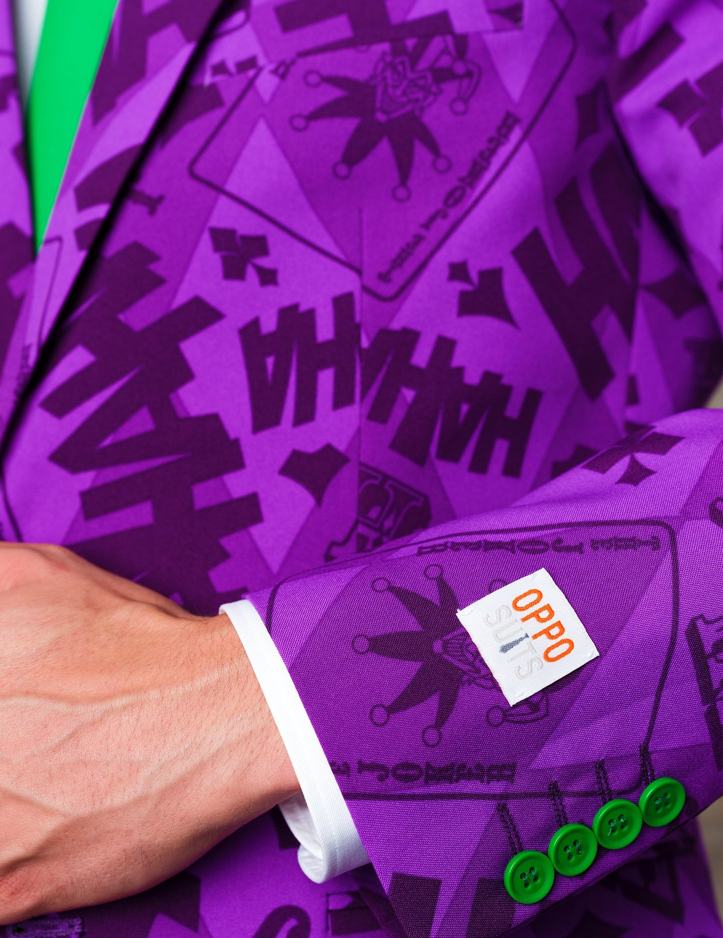 Détail de l'étiquette et de l'imprimé de la manche du Costume Mr. Joker Opposuits