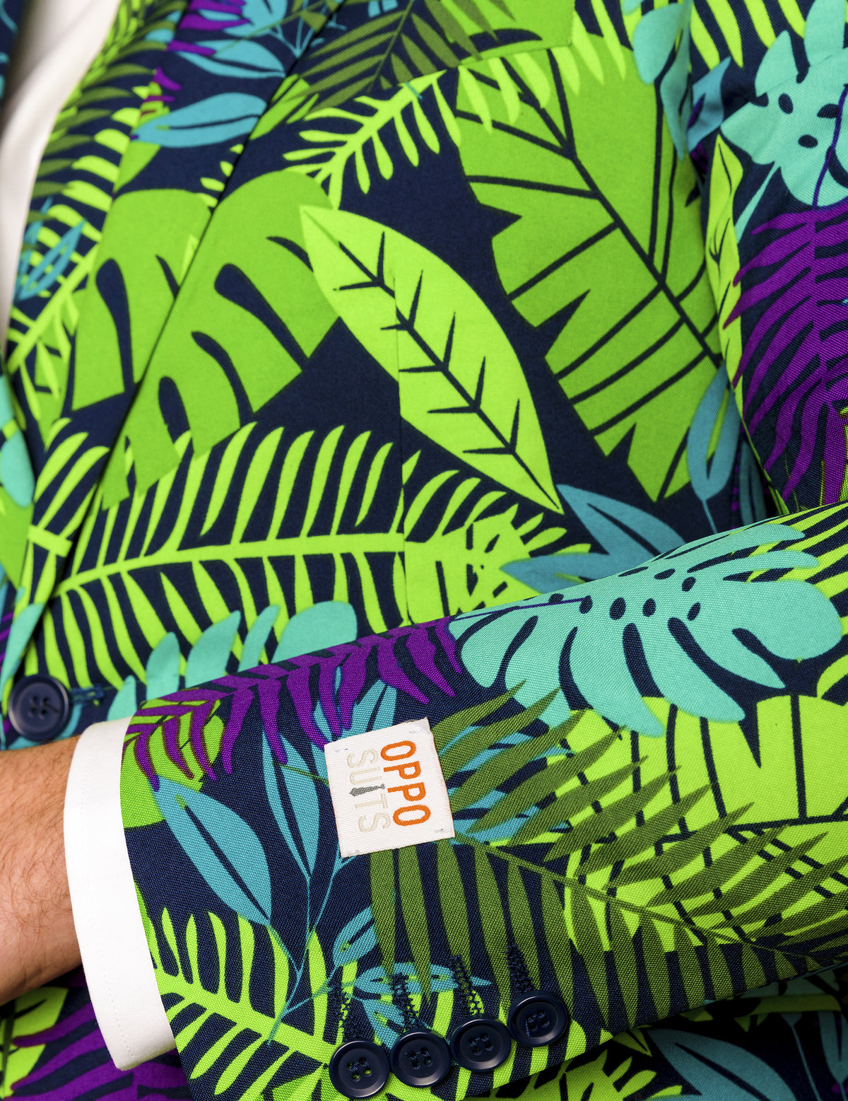 Détail de la manche et de l'étiquette du costume Mr. Juicy jungle