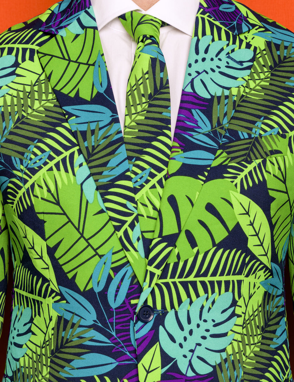 Gros plan sur les motifs et la cravate du costume Mr. Juicy jungle