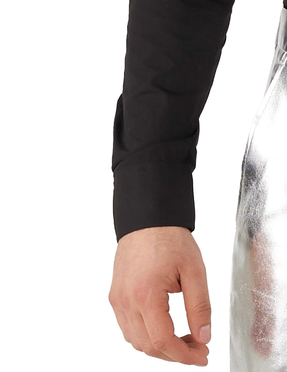 Közelkép a Mr. Shiny Silver férfi jelmez ujjáról és nadrágjáról