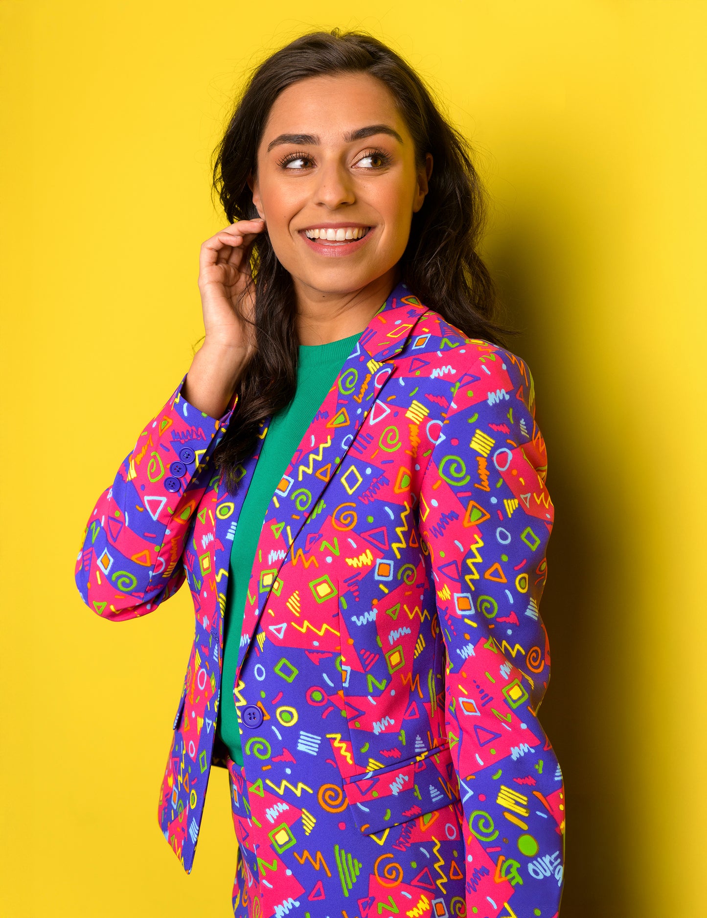 Vue de trois-quart du Costume Mrs. Symbole pour femme coloré à motifs géométriques