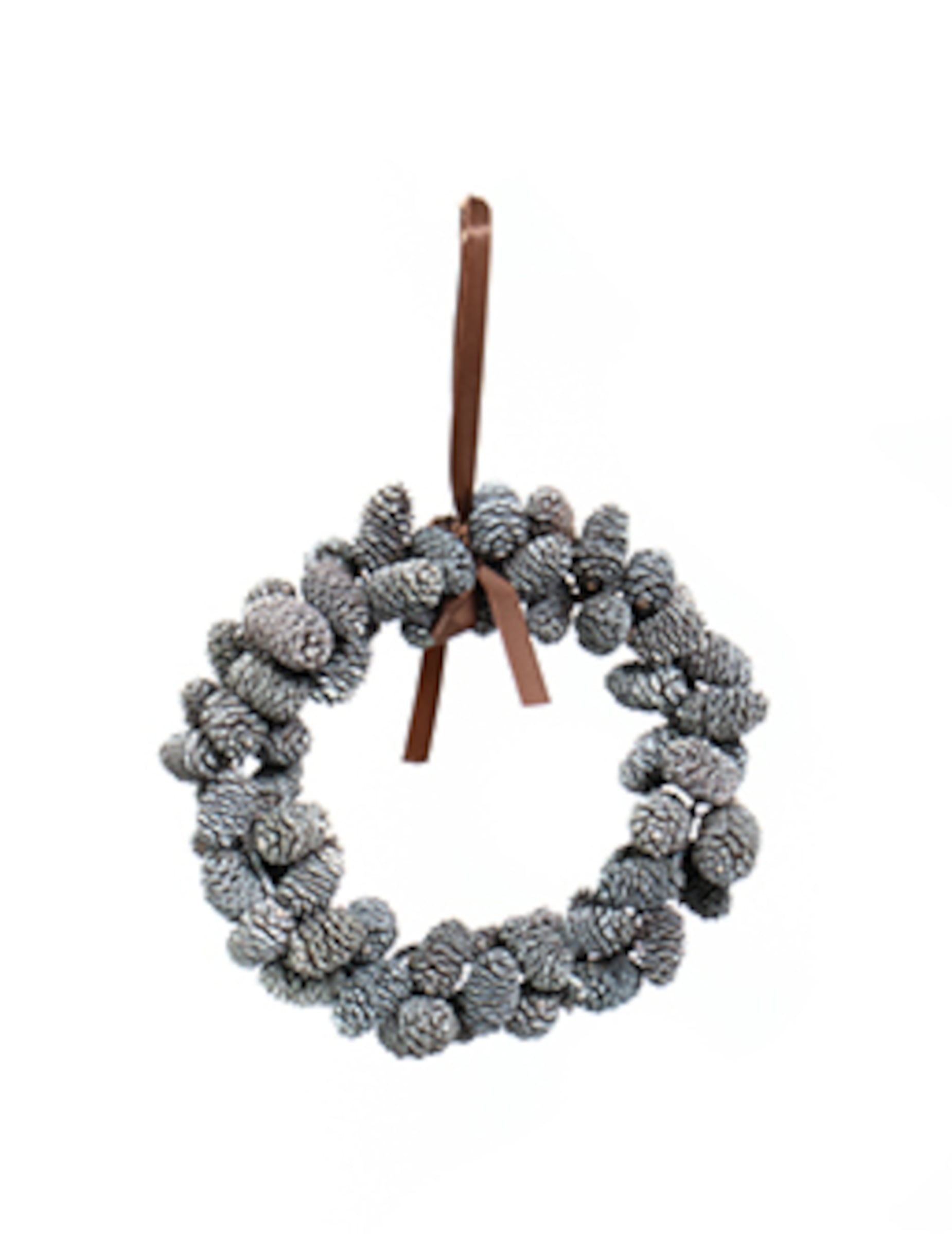 Couronne à suspendre pommes de pin enneigées pour décoration de Noël grise avec ruban marron