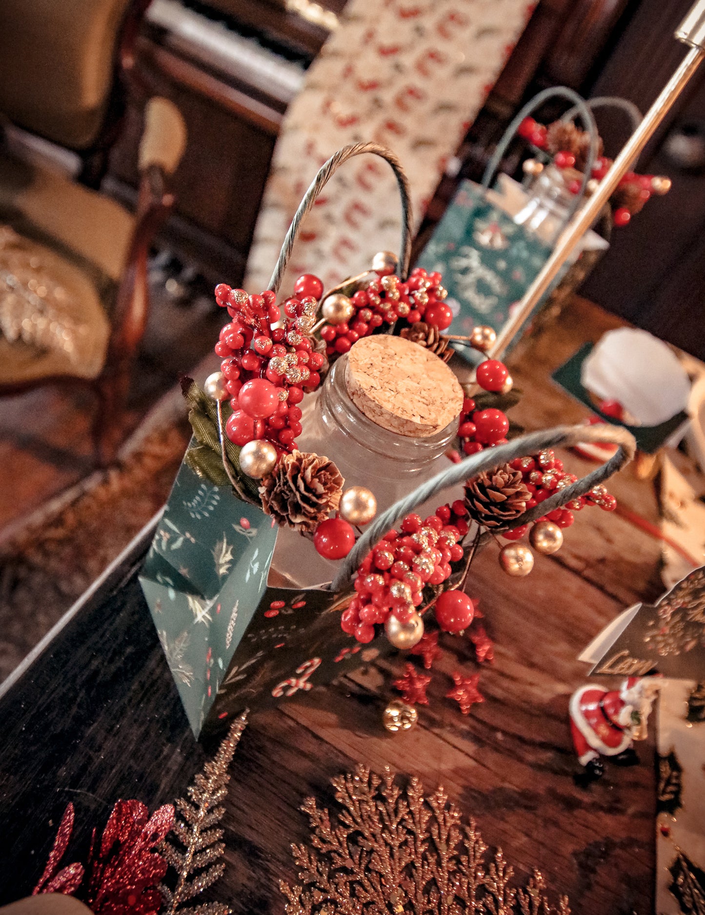 Piros és arany bogyós koszorú 15 cm fenyőtobozokkal