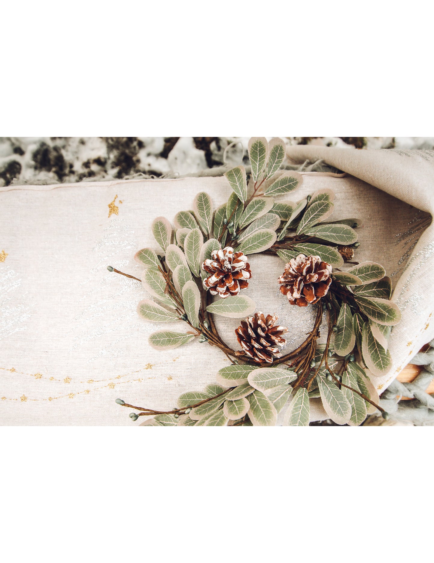 Eukaliptusz és fenyőtoboz karácsonyi koszorú 35 cm természetes