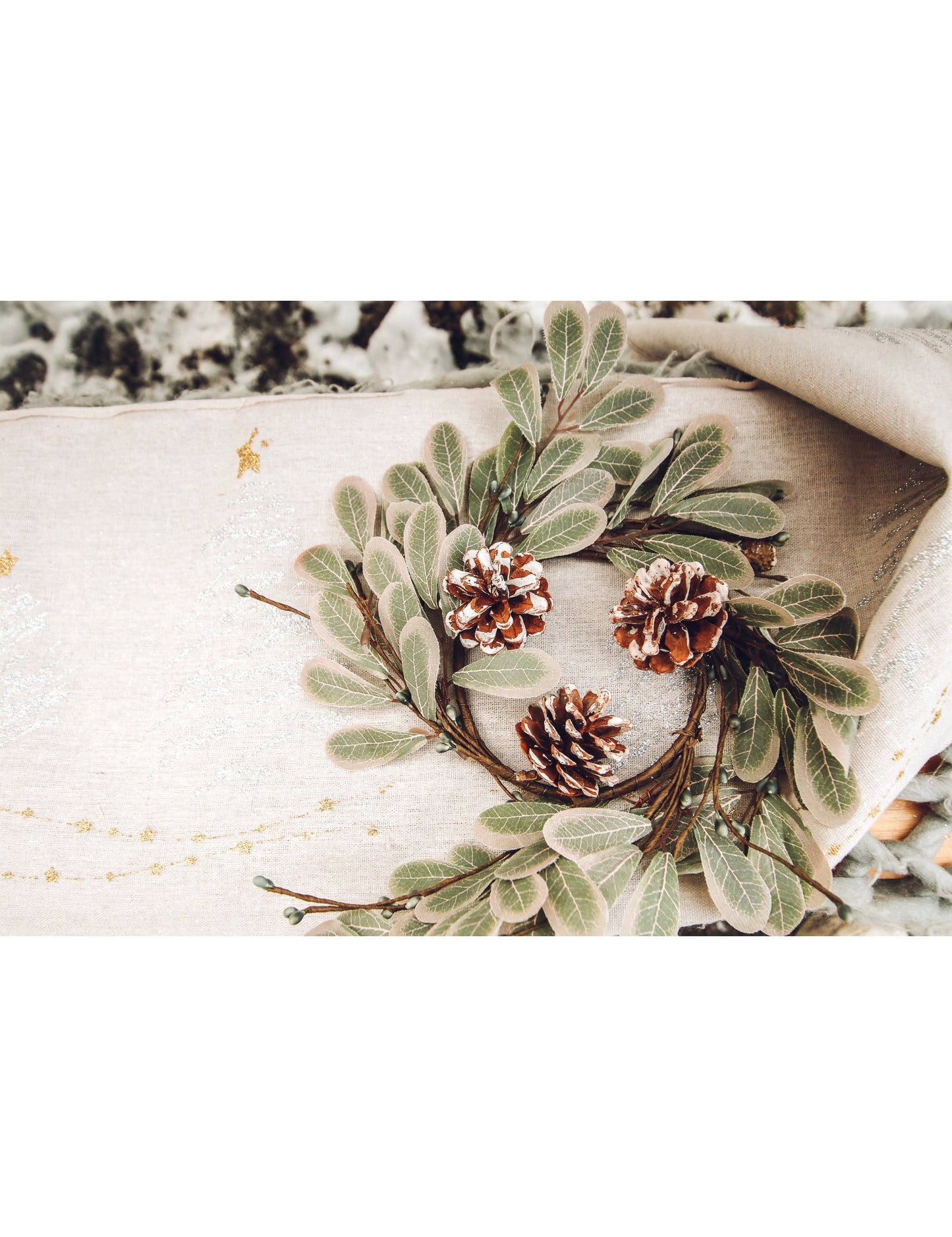 Gros plan sur les feuilles et pommes de pin de la couronne de Noël eucalyptus et pommes de pin