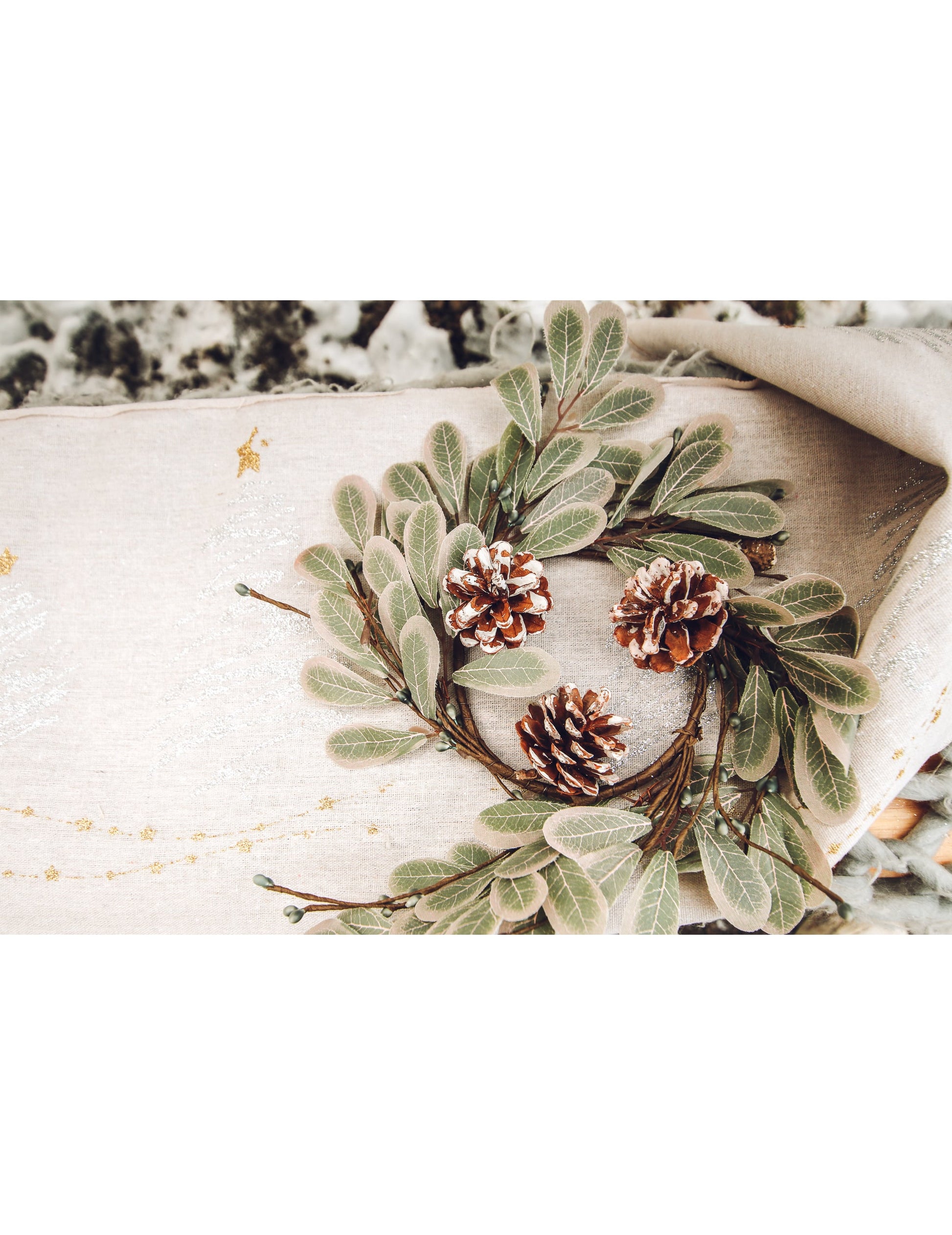 Gros plan sur les feuilles et pommes de pin de la couronne de Noël eucalyptus et pommes de pin