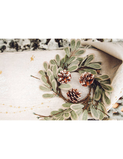 Gros plan sur les feuilles et pommes de pin de la couronne de Noël eucalyptus et pommes de pin