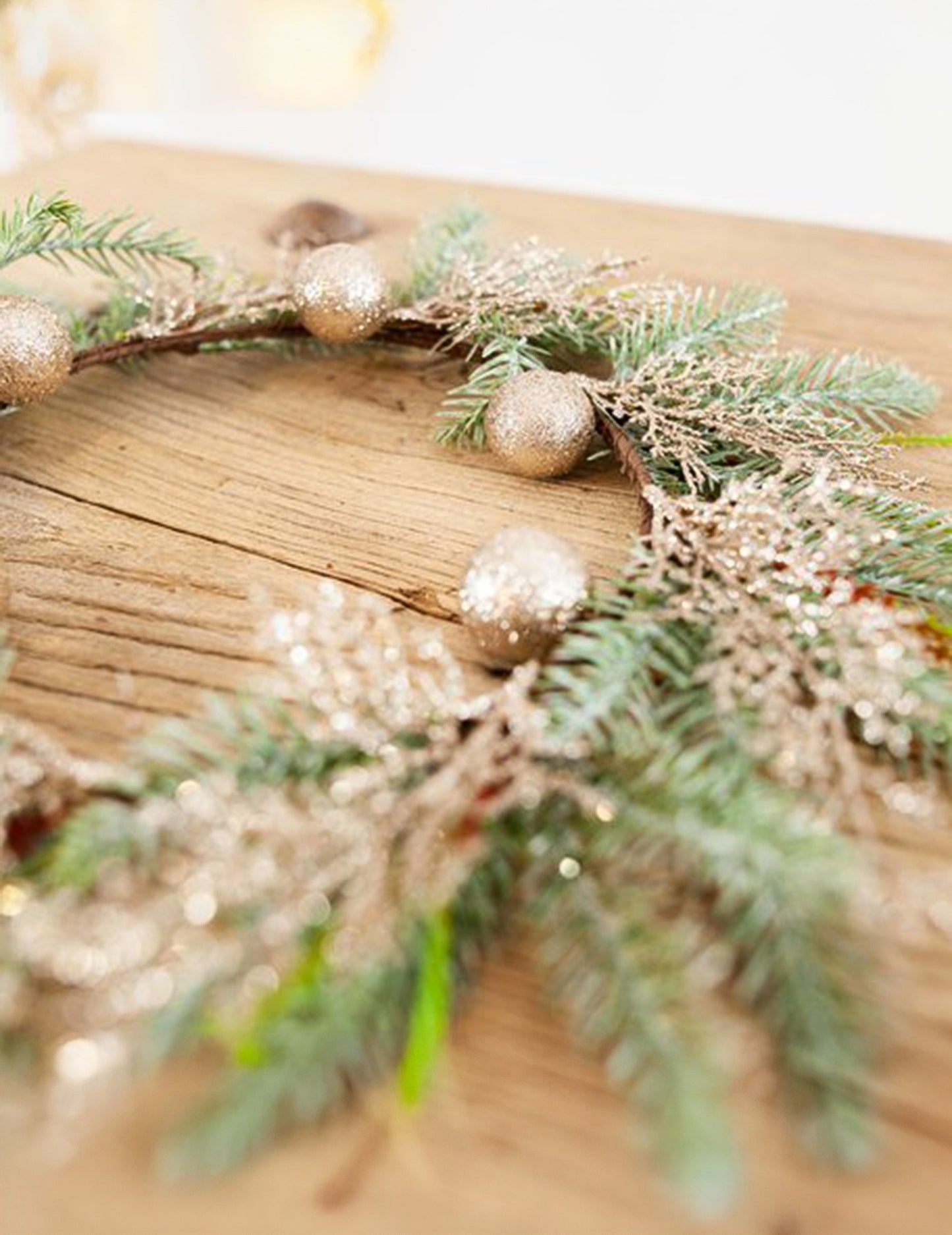 Karácsonyfa koszorú pezsgőszínű csillámos gömbdíszekkel 45 cm ajtóhoz