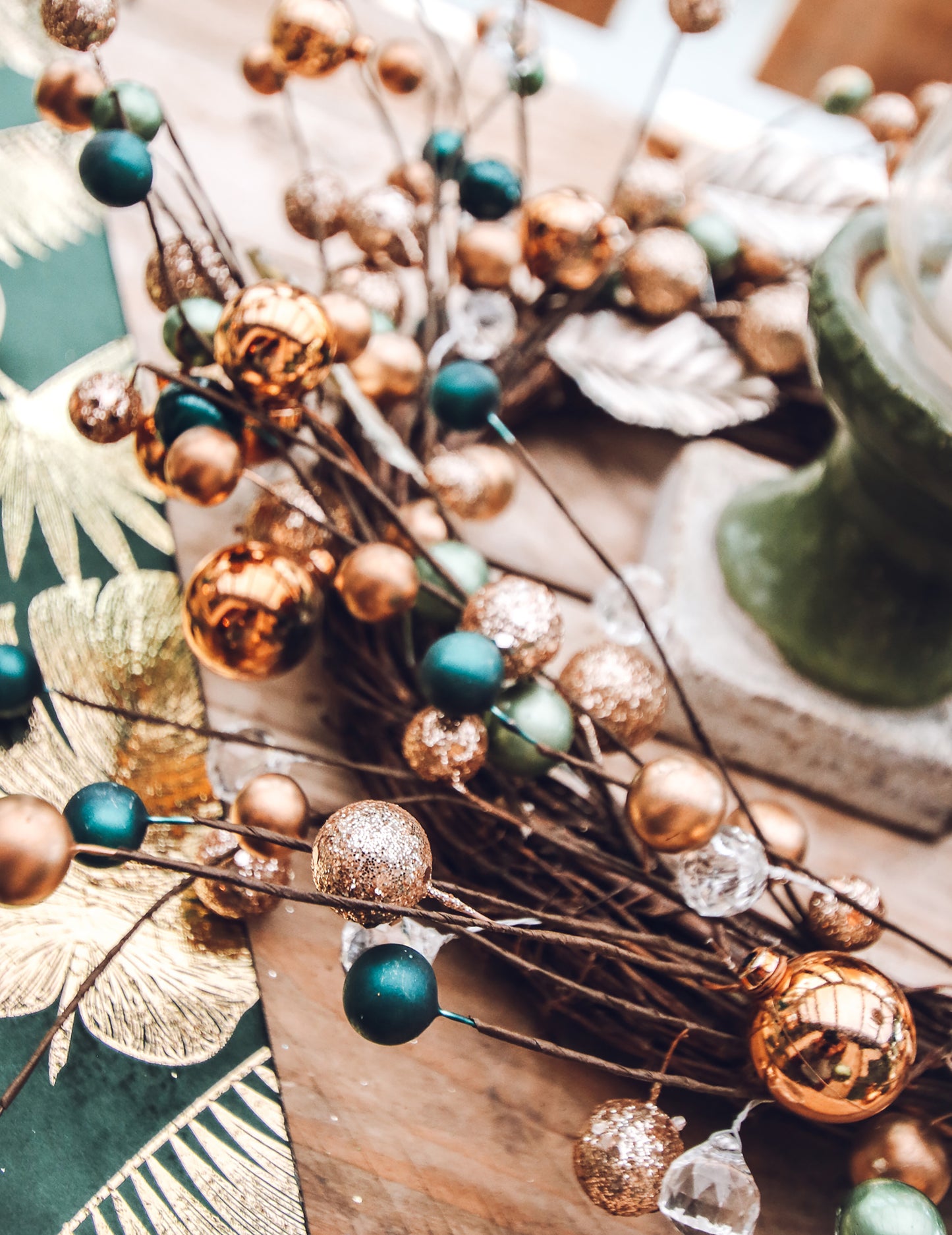 Dekoratív koszorú ágakkal és csillogó golyókkal 40 cm aranysárga