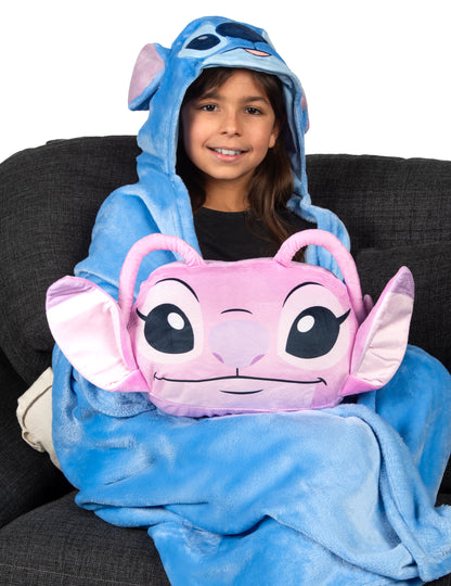 Mise en situation d'usage du coussin cocooning en forme de tête Angel Lilo & Stitch™