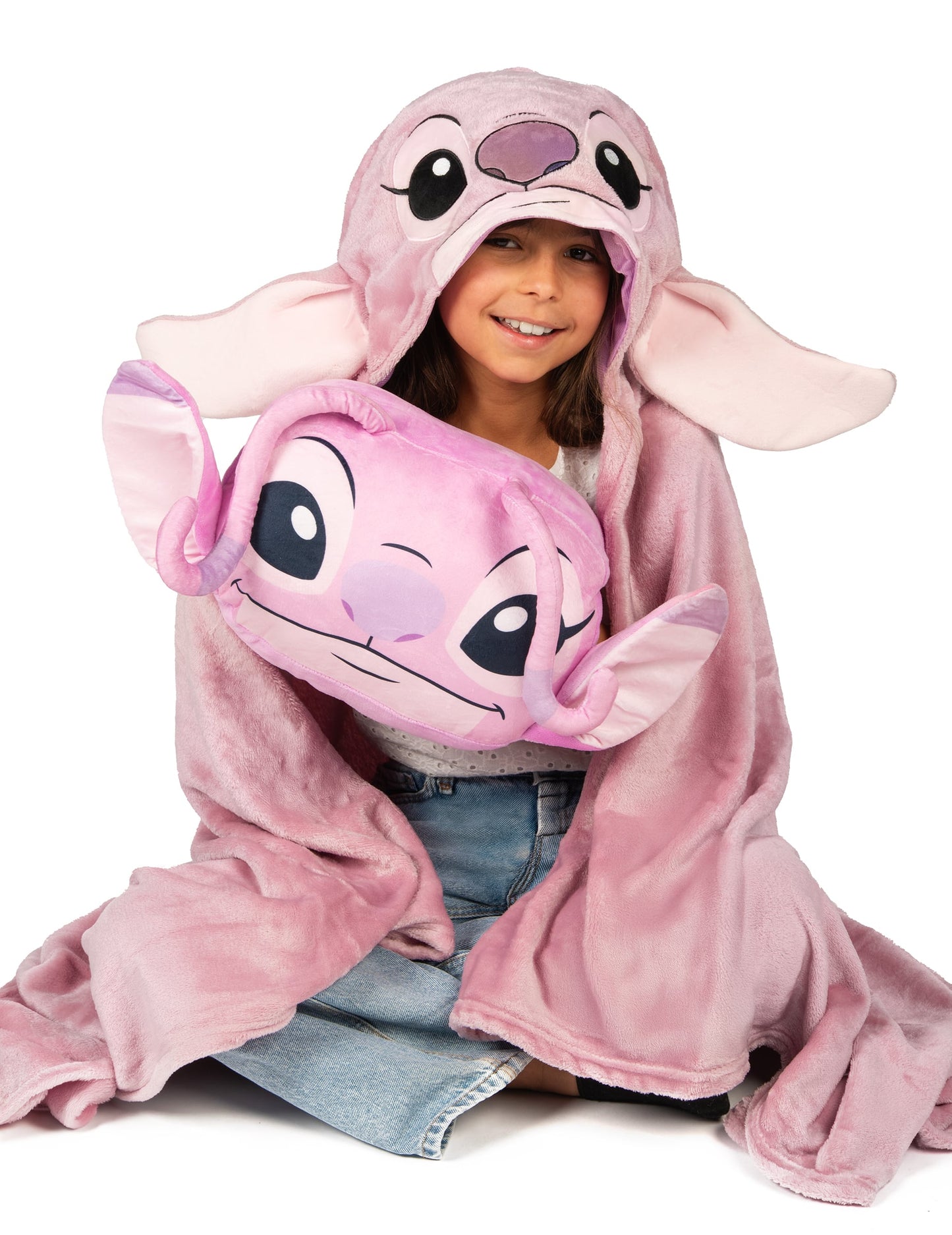 Mise en situation assise avec enfant du coussin cocooning en forme de tête Angel Lilo & Stitch