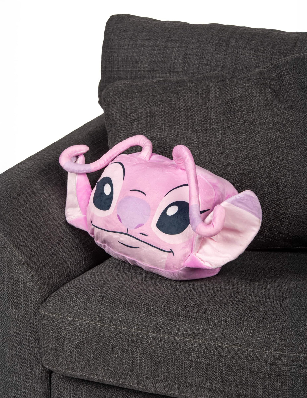 Mise en situation sur un canapé du coussin cocooning en forme de tête Angel Lilo & Stitch™