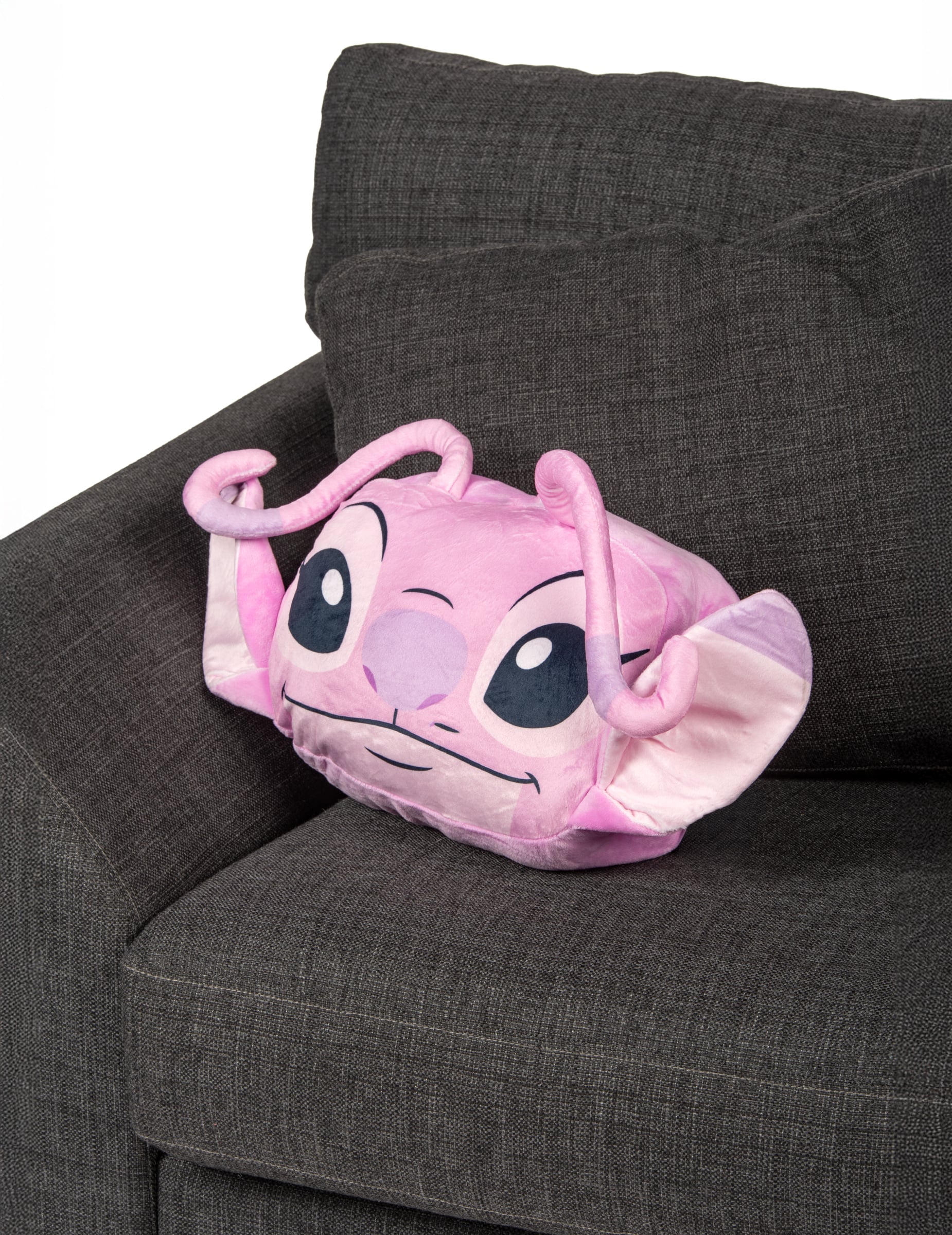 Mise en situation sur un canapé du coussin cocooning en forme de tête Angel Lilo & Stitch™