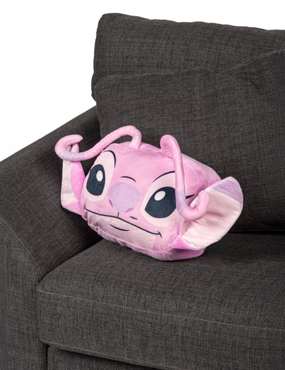 Mise en situation sur un canapé du coussin cocooning en forme de tête Angel Lilo & Stitch™