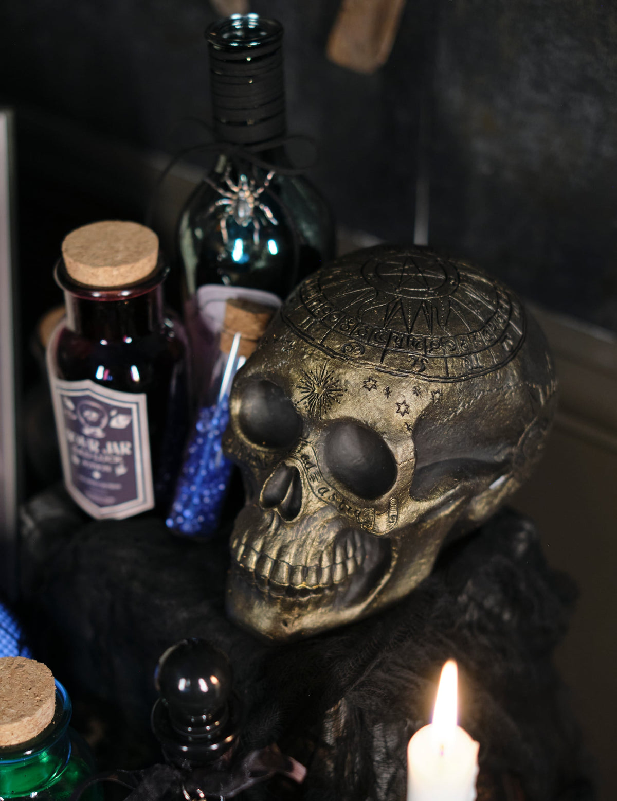 Mise en scène décorative du crâne de squelette avec pentagramme doré