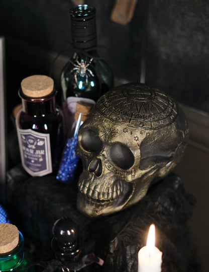 Csontváz koponya arany pentagrammal