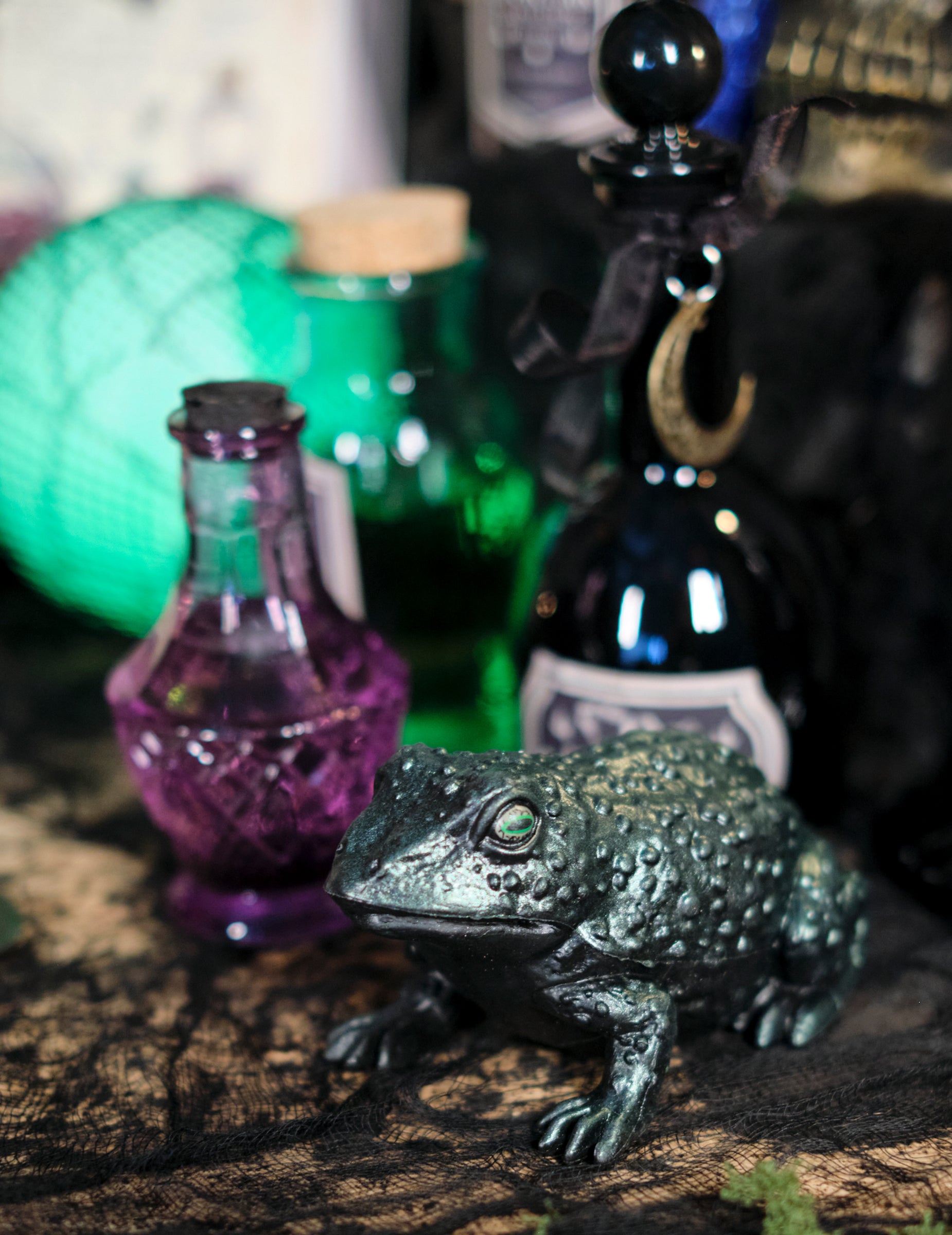 Vue rapprochée du crapaud en plastique vert irisé
