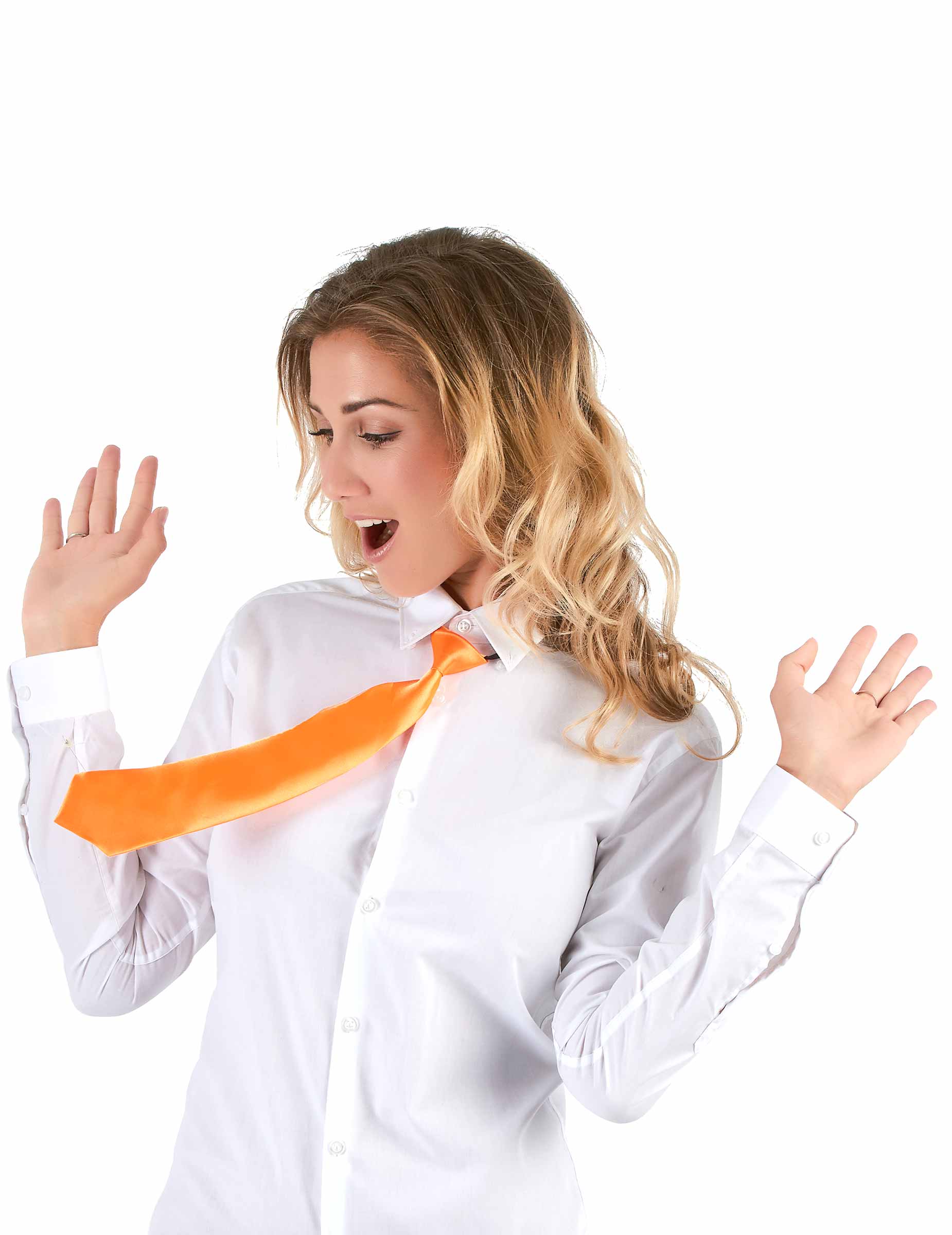 A narancssárga selyem nyakkendő felnőtteknek viselve