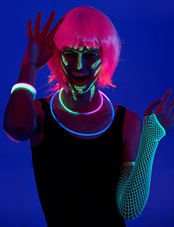 Gros plan sur le maquillage de squelette vert réalisé avec la crème phosphorescente maquillage fluo