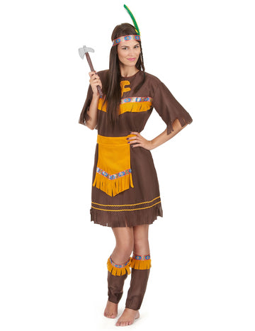 Indiai jelmez körülvett nő