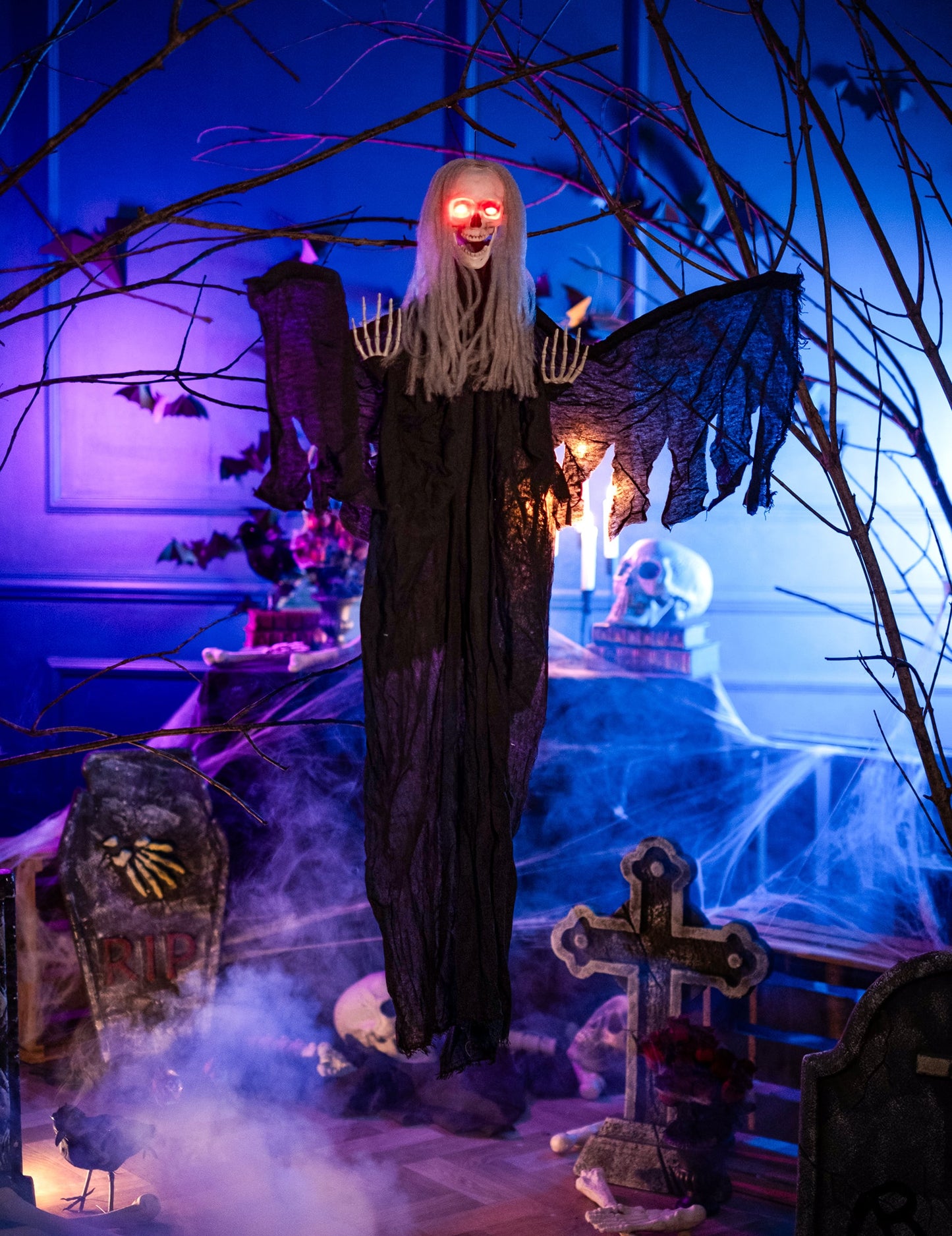 Mise en situation dans un décor d'Halloween de la décoration à suspendre ange noir de la mort