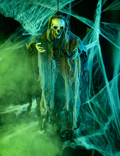 Mise en situation dans un décor terrifiant de la décoration à suspendre faucheuse Halloween