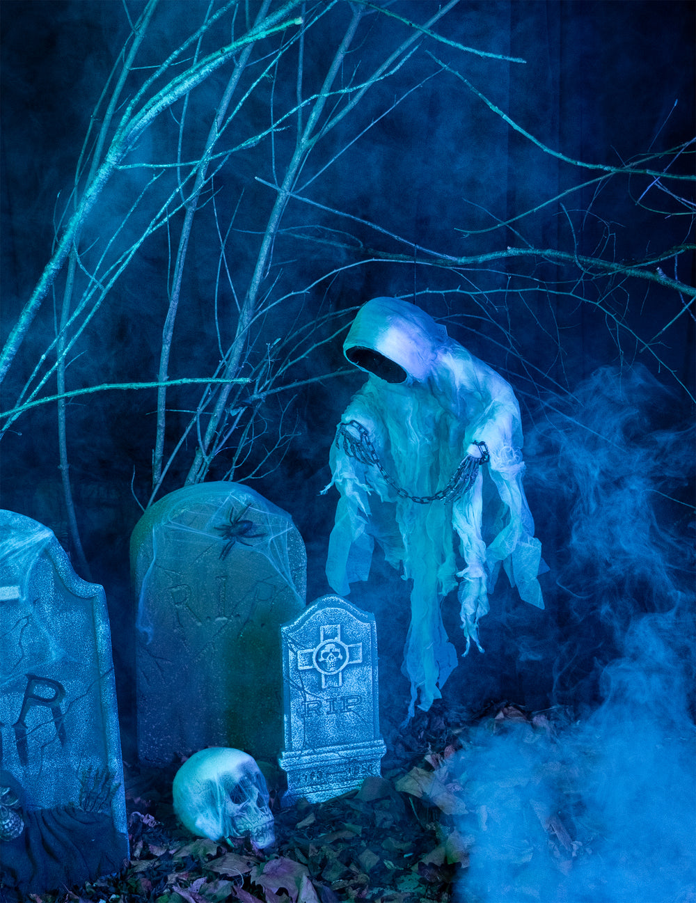 Décoration à suspendre squelette enchaîné pour Halloween blanc et bleu lumineux