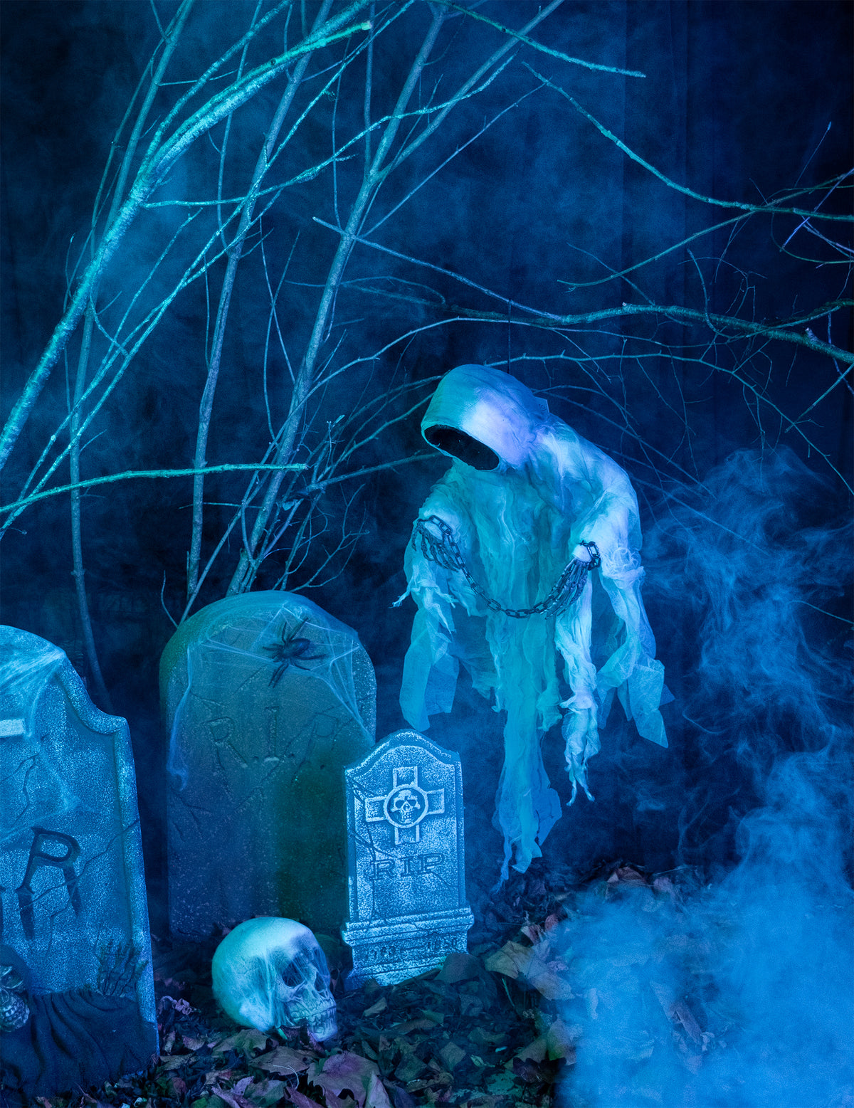 Décoration à suspendre squelette enchaîné pour Halloween blanc et bleu lumineux