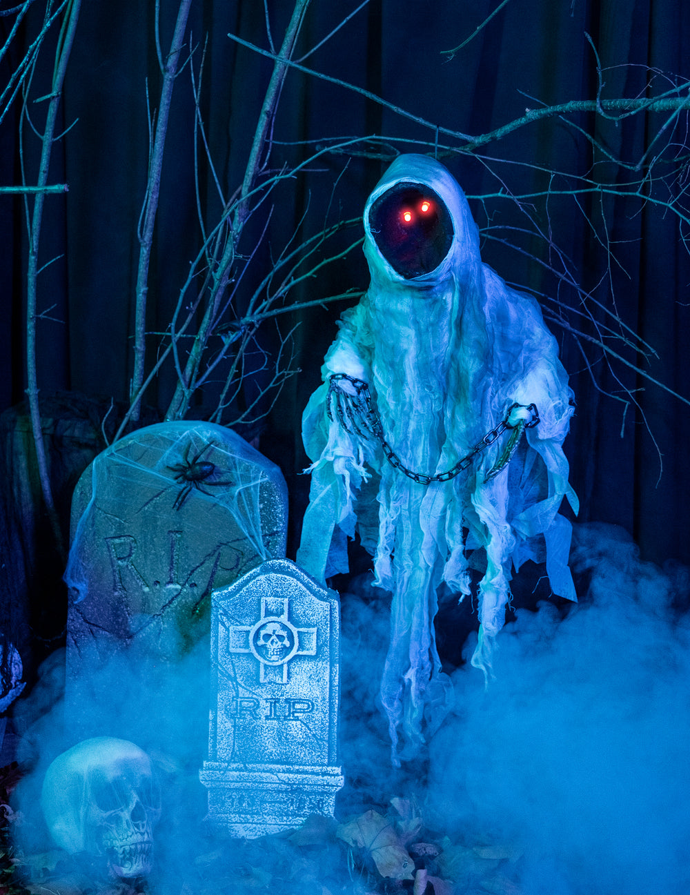 Mise en scène de la décoration à suspendre squelette enchaîné pour Halloween