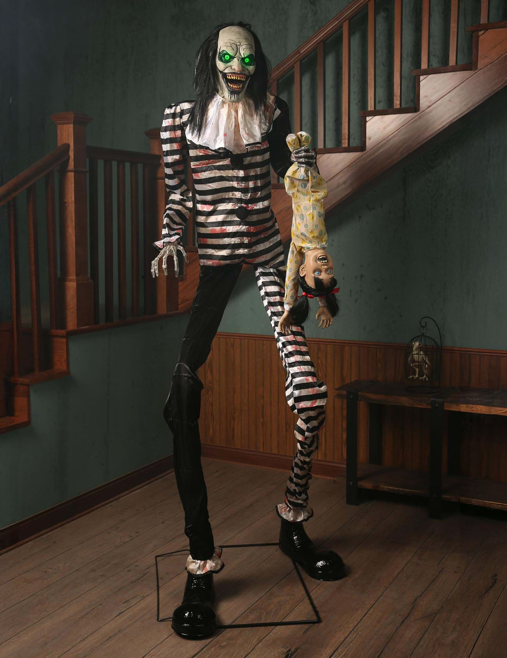 Décoration animée Clown Terrifiant avec Enfant Suspendu rayé noir et blanc avec mouvements et lumières