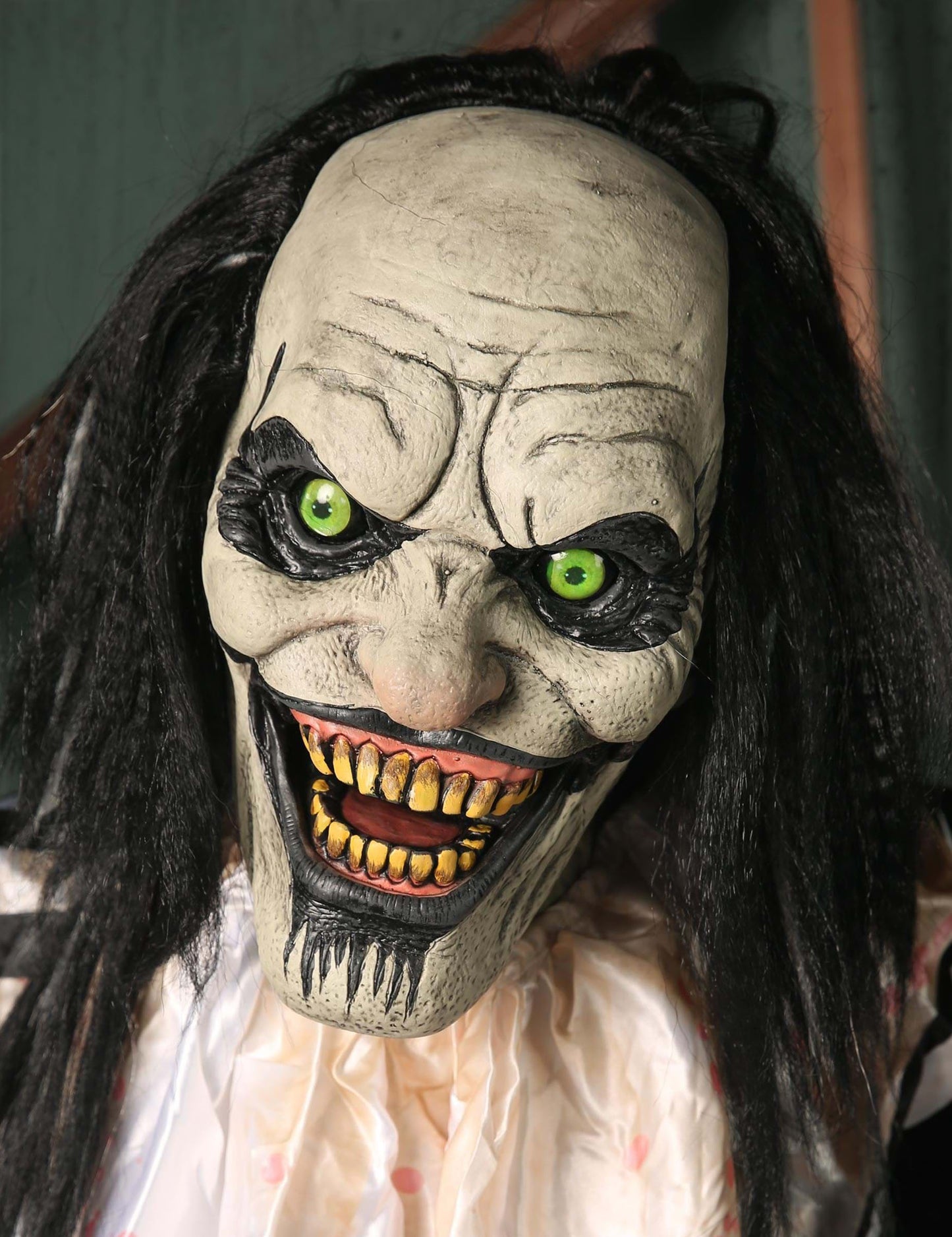 Animált dekoráció félelmetes bohóc lógó gyermekkel mozgással és lámpákkal 2,15 m