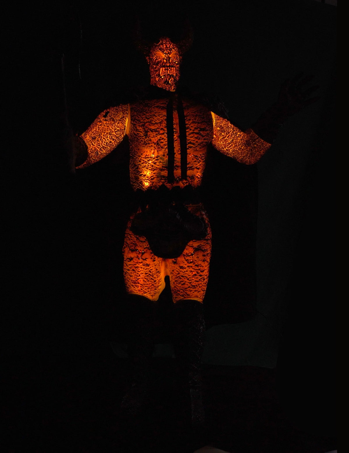 Vue dans l'obscurité avec effets lumineux de la décoration animée Roi Démon