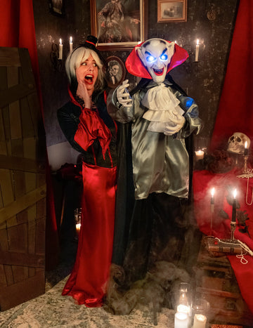 Animált hang- és könnyű dekorációs vámpír mosolyogva 165 cm