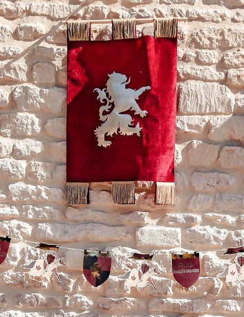 Bordeaux és arany bársonyos címer 50 x 80 cm