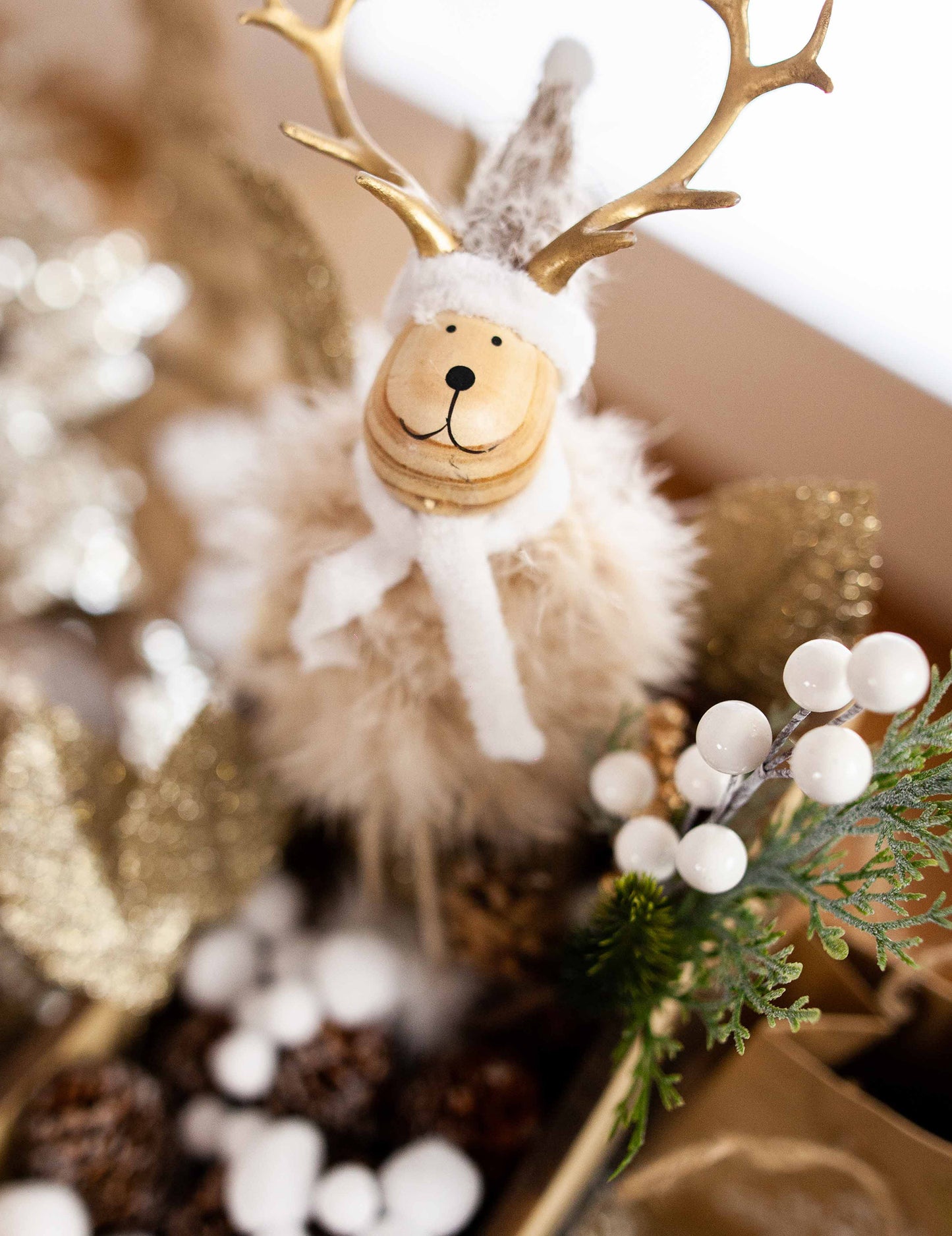 Fa dekoráció szarvas formában, szőrmével, 15,5 cm 