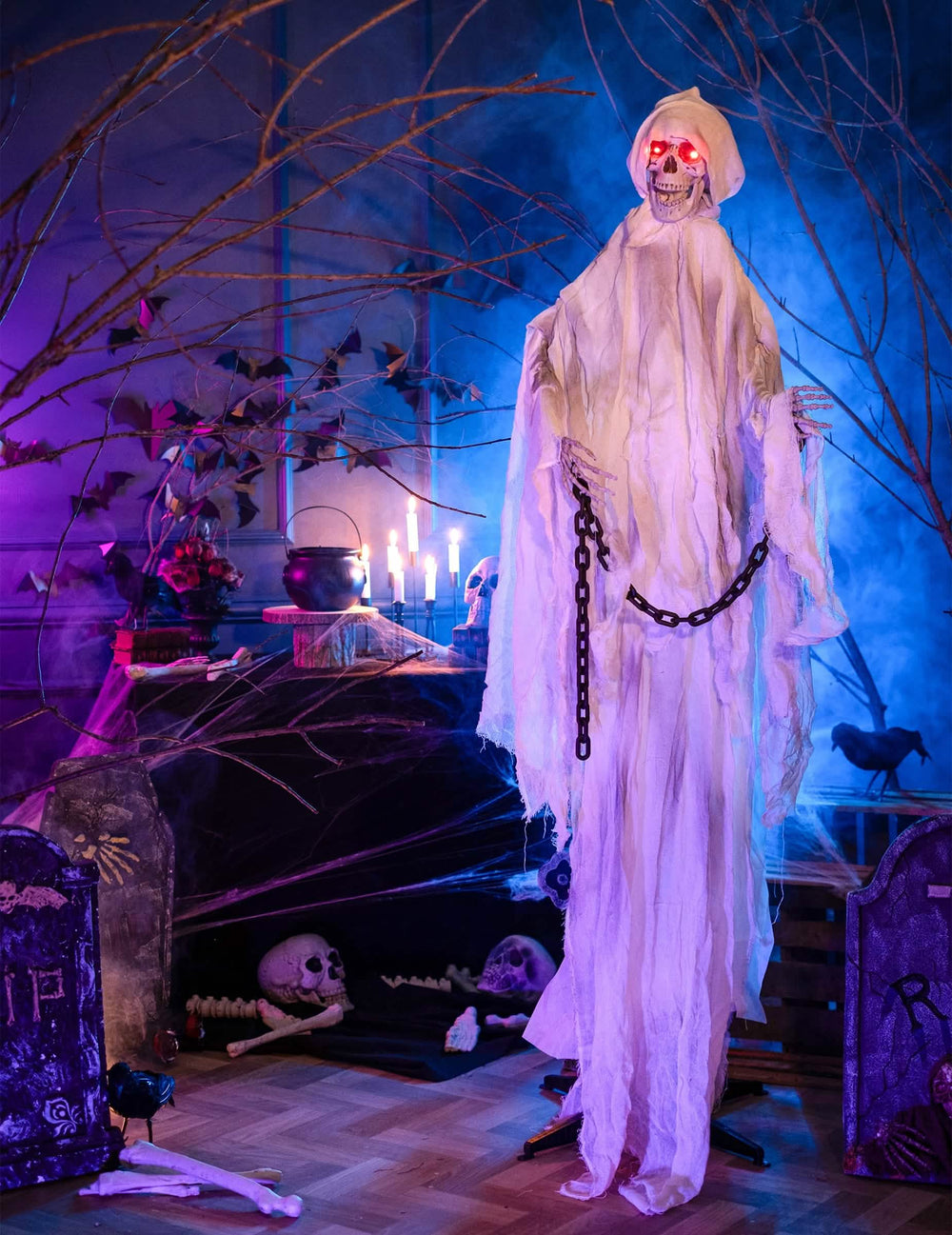 Halloweeni díszletben felállított láncra vert szellem dekorációja