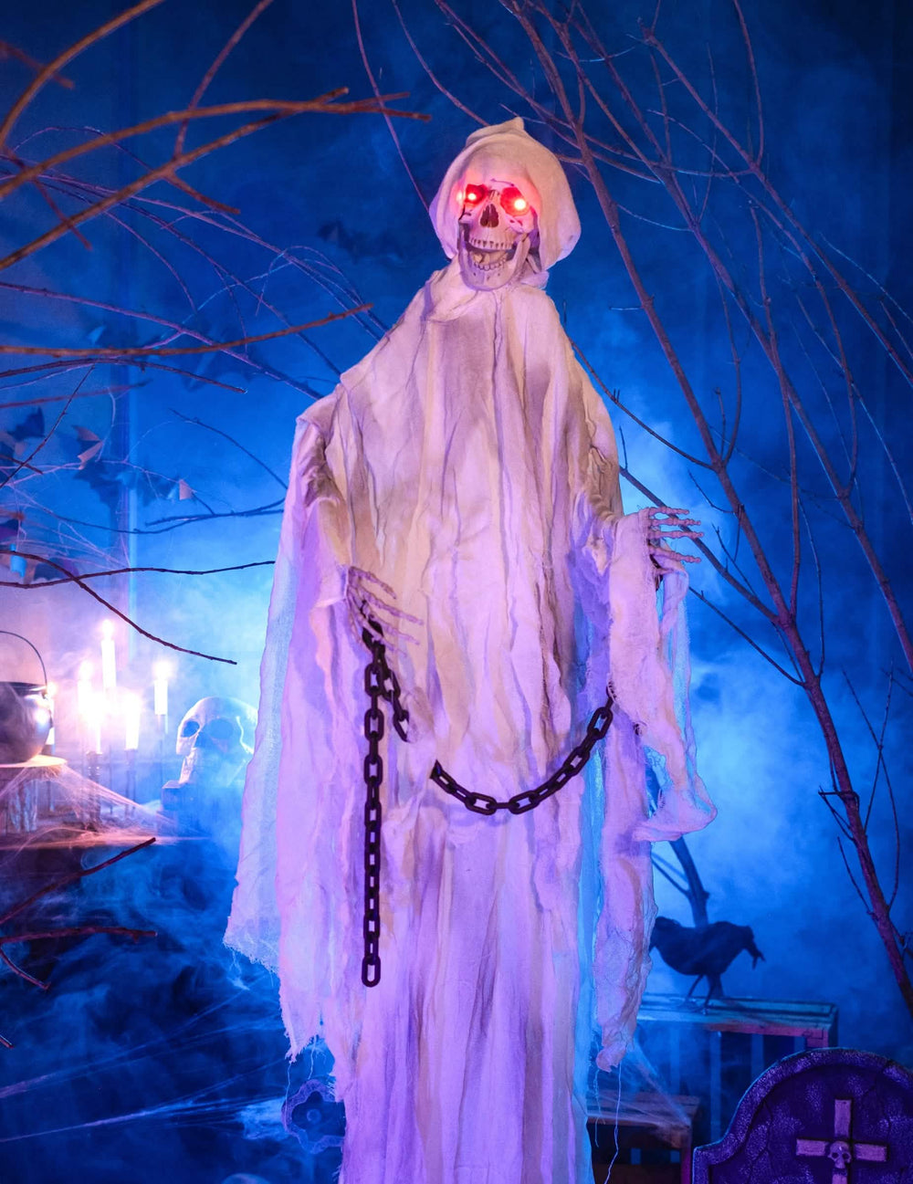 halloween-i dekoráció álló jelenet Láncra vert szellemnek