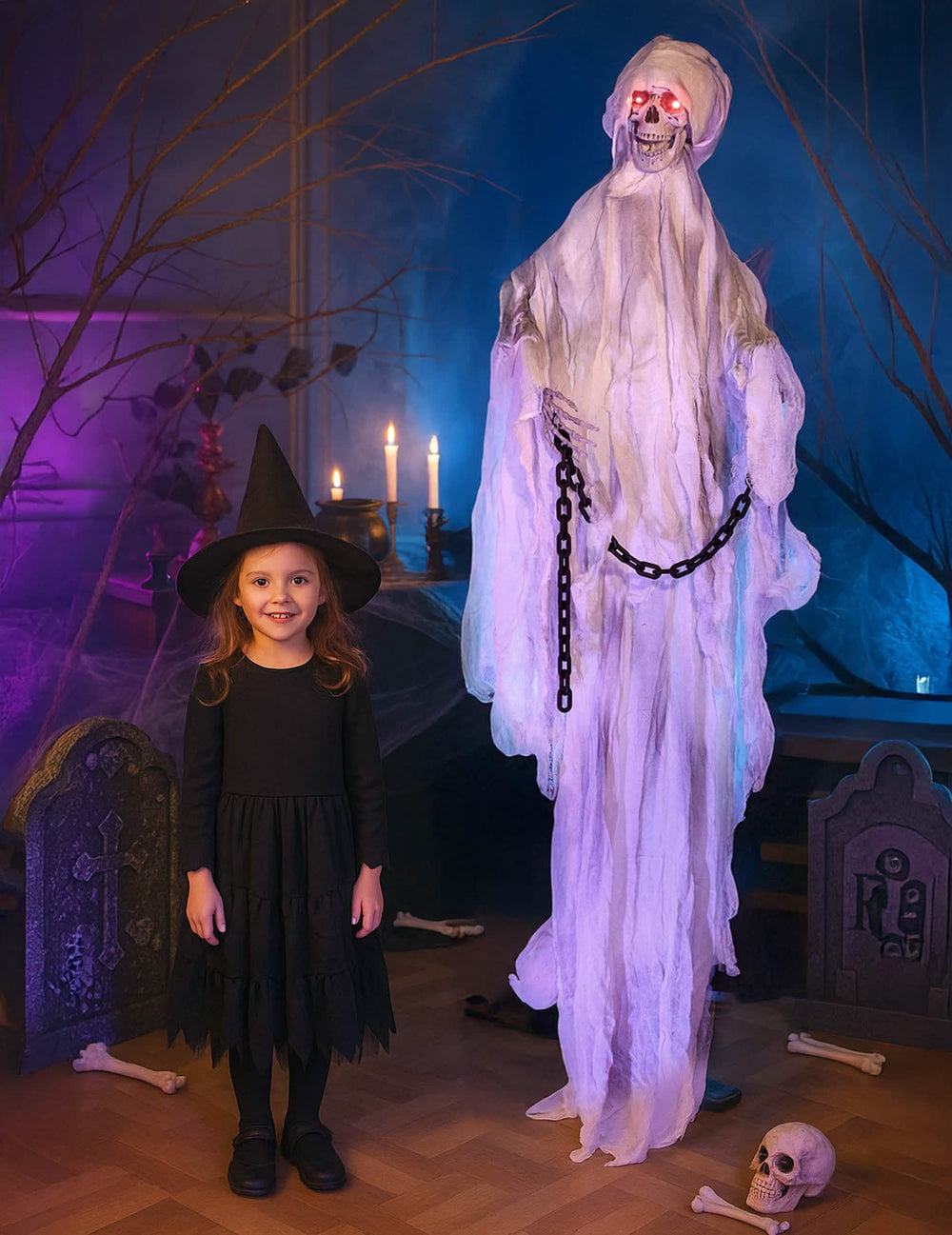 Láncra vert szellem álló dekoráció halloweenra, fehér, vörös szemekkel és láncokkal
