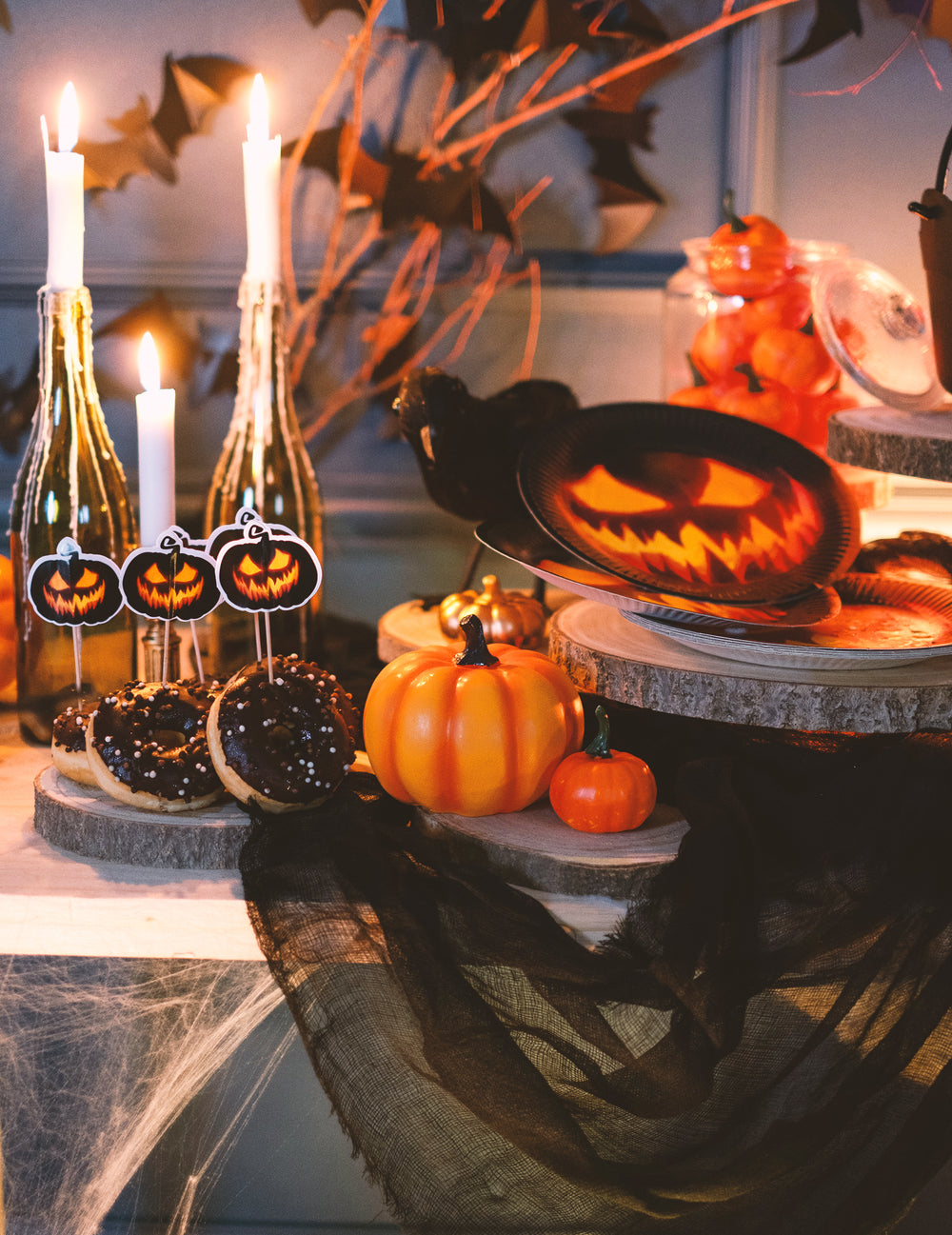 Mise en situation sur table de la décoration drap Halloween