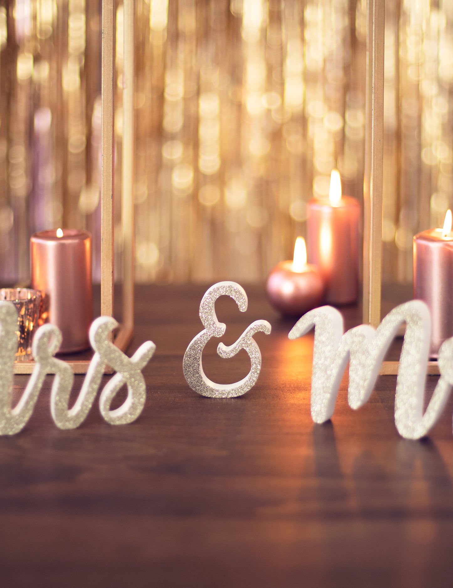 Mr. és Mrs. fa dekoráció arany csillámporral, 50 x 10 cm esküvőre