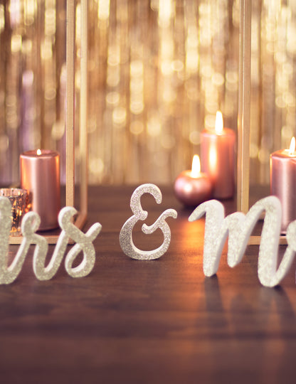 Mr. és Mrs. fa dekoráció arany csillámporral, 50 x 10 cm esküvőre
