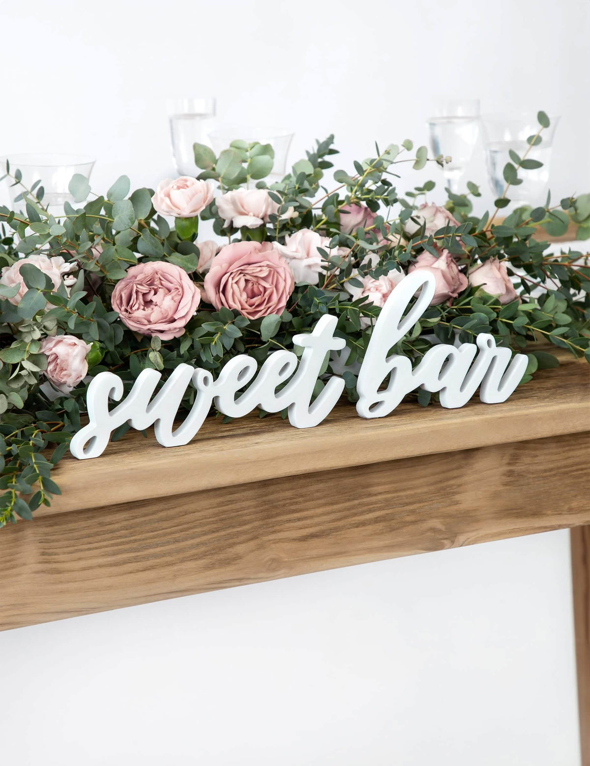 Esküvői sweet bar fa dekorációs összeállításban