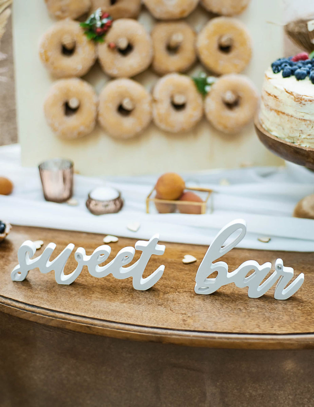 Közeli kép az esküvői sweet bar fa dekoráció betűiről
