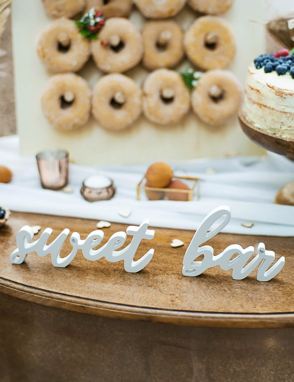 Közeli kép az esküvői sweet bar fa dekoráció betűiről