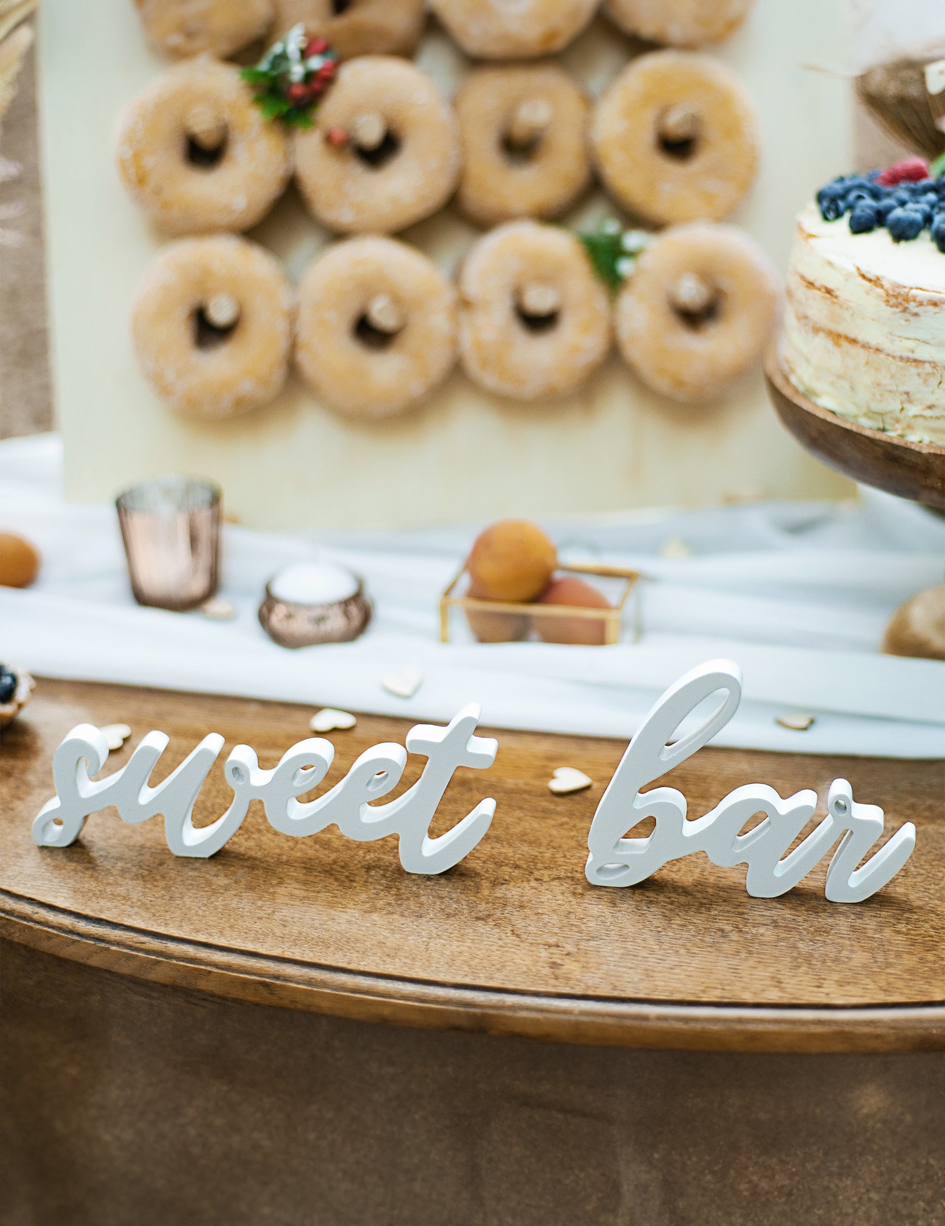 Gros plan sur les lettres de la décoration en bois sweet bar pour mariage