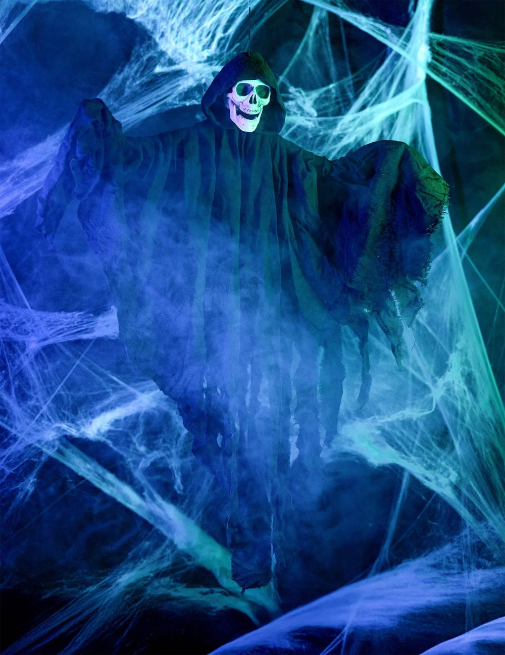 Fekete, akasztható halloweeni kaszás dekorációhoz jelenetbe állítás