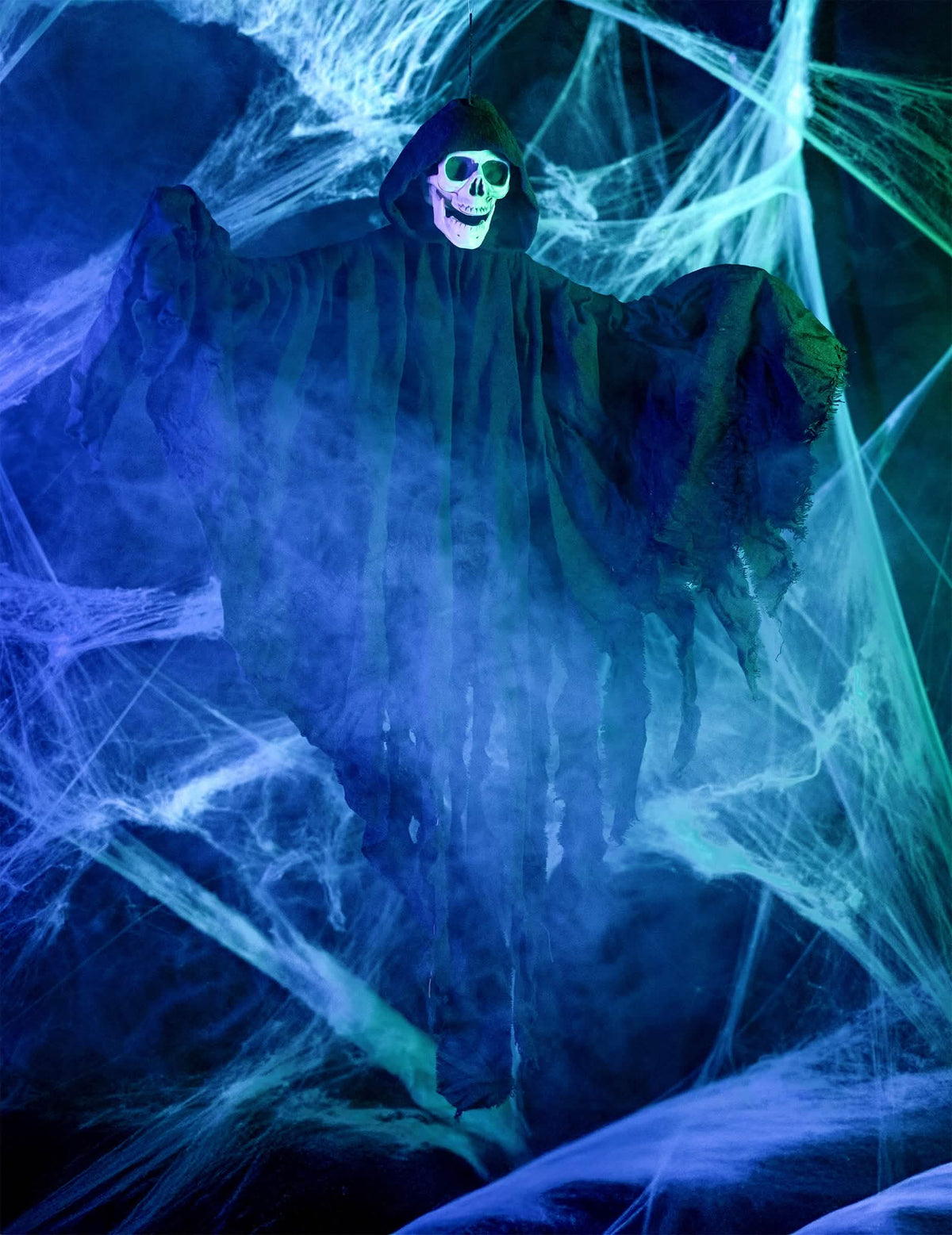 Fekete, akasztható halloweeni kaszás dekorációhoz jelenetbe állítás