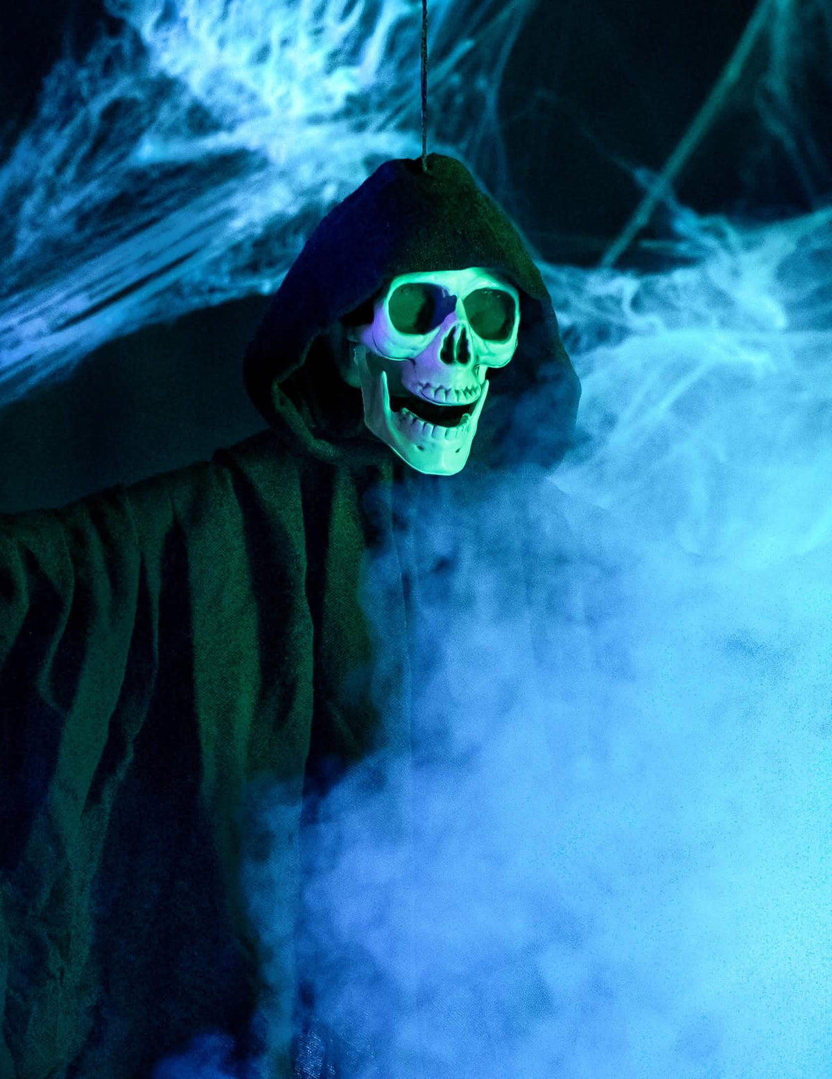 Közelkép a kaszás fekete, függeszthető halloween dekorációjának csontvázarcáról