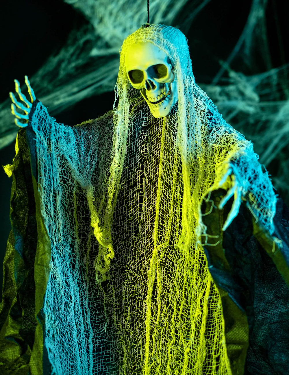 Közelkép a halloween-i kaszás dekoráció koponyájáról és fátyláról