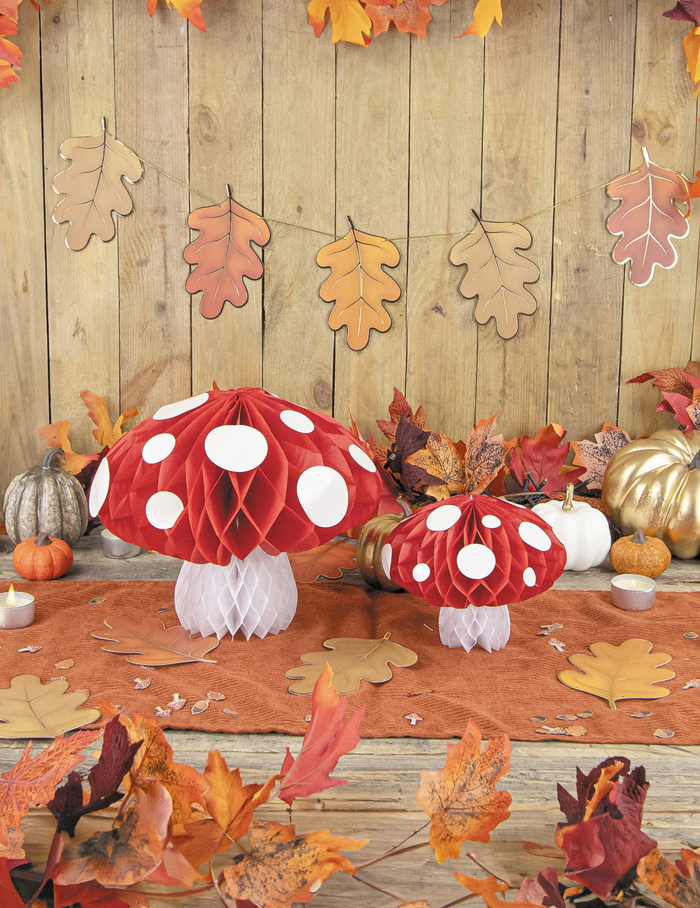 Mise en scène de la décoration champignon alvéolé pour fête rouge et blanc